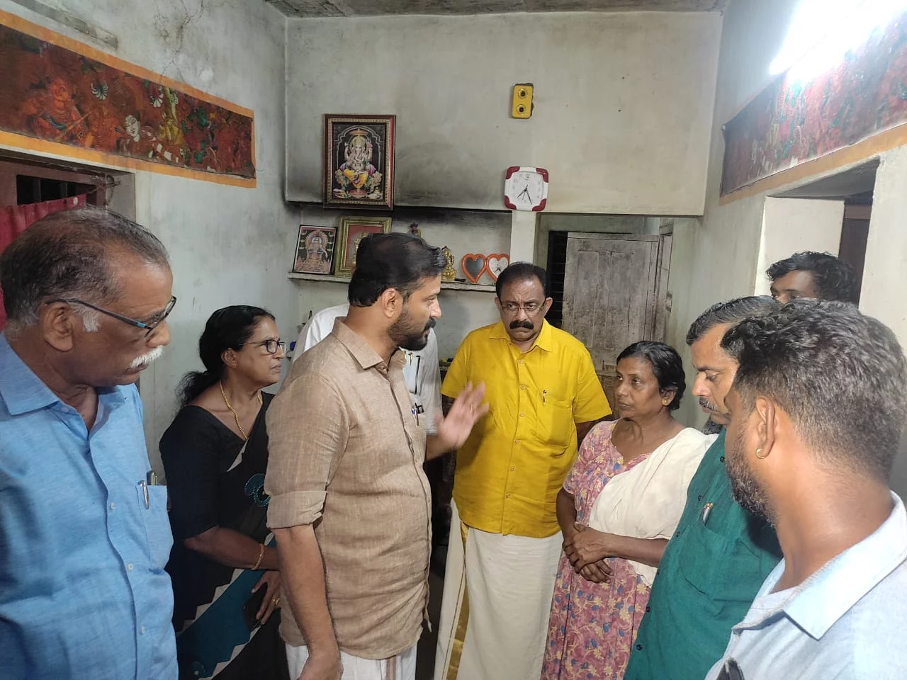 A resident of Thrissur, Mundur, who was on the highway with his family after his house was seized for non-payment of loan, returned the house key to Omana. News Leader