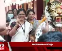 കുട്ടികള്‍ക്ക് പഴക്കുലയുമായി പുലി..അത്താവേശം വാനോളം - Newsleader